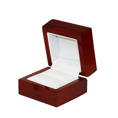 Cognac wooden box included with purchase of Diamond| Diamond Stud Earrings by Diamond Traces in Miami, FL